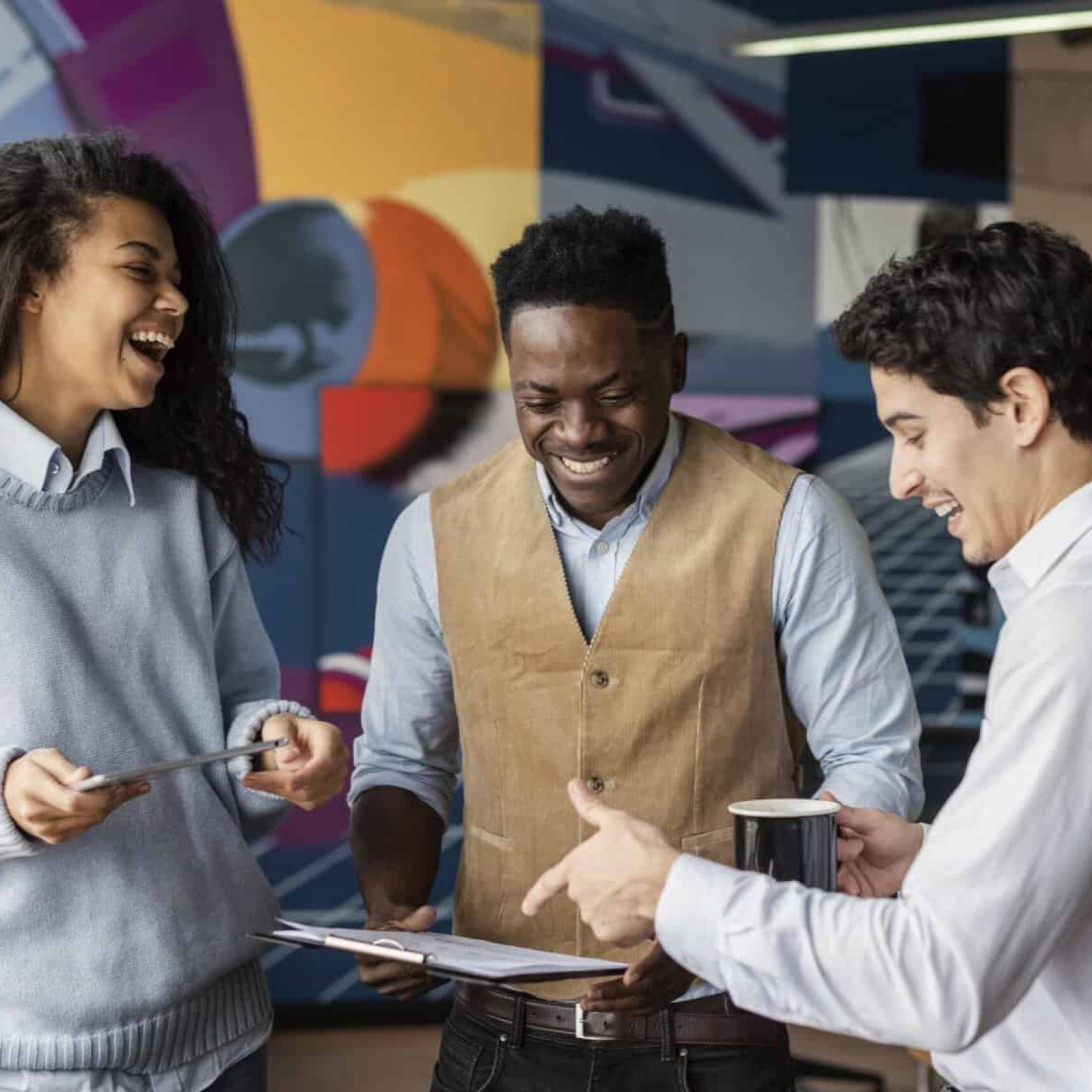 smiley-coworkers-office-chatting smiley-coworkers-office-chatting